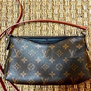 Crossbody bag. Very loved and zipper won’t zip. Strap is in good condition.